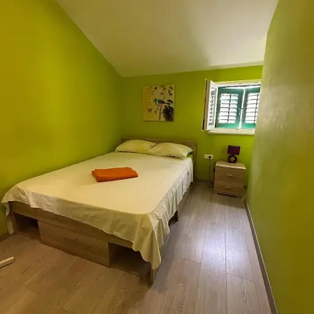 Апартаменти Rokova Terrace Retreat *